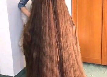 Woman cuts her hair for the first time in 25 years – here’s what she looks like today.