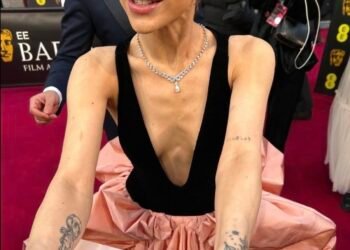 Ariana Grande signing fans pictures at the BAFTA’s