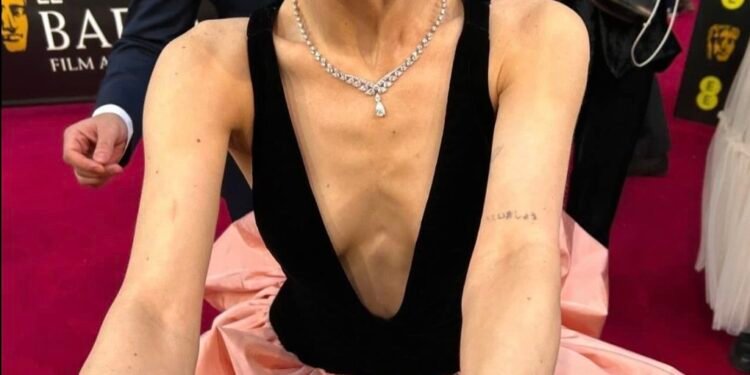Ariana Grande signing fans pictures at the BAFTA’s