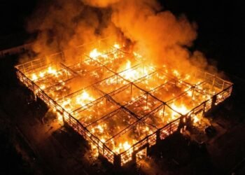 BREAKING! At least 300 homes estimated damaged or destroyed after large fire! See now