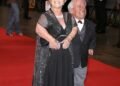 The actor, who is only 112 cm tall, married a woman who was just a few centimeters taller than him 😲. The dwarf couple had two children, although doctors had warned that the children might inherit the dwarfish traits from their parents 😲 How the children of this unusual couple look was shown in the first comment 👇👇