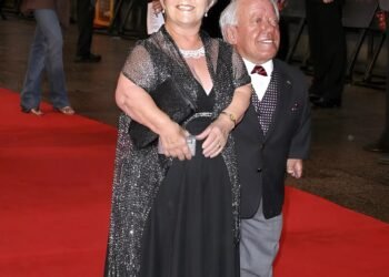 The actor, who is only 112 cm tall, married a woman who was just a few centimeters taller than him 😲. The dwarf couple had two children, although doctors had warned that the children might inherit the dwarfish traits from their parents 😲 How the children of this unusual couple look was shown in the first comment 👇👇
