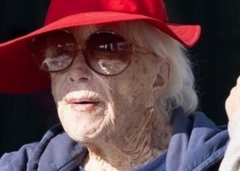 Golden Years, Golden Glow: 91-Year-Old Hollywood Icon Soaks Up Malibu Life. (Before/After Photos)