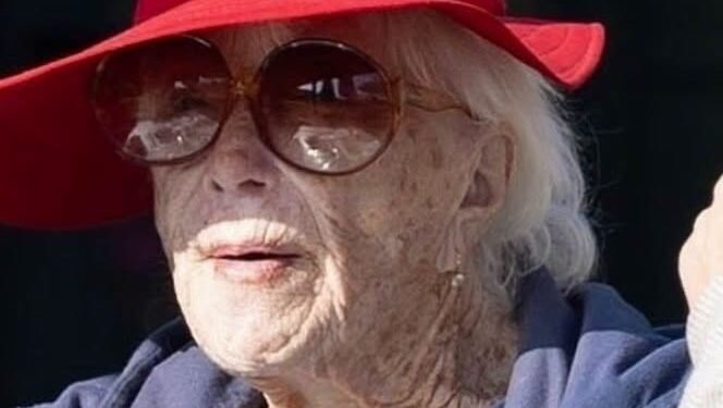 Golden Years, Golden Glow: 91-Year-Old Hollywood Icon Soaks Up Malibu Life. (Before/After Photos)